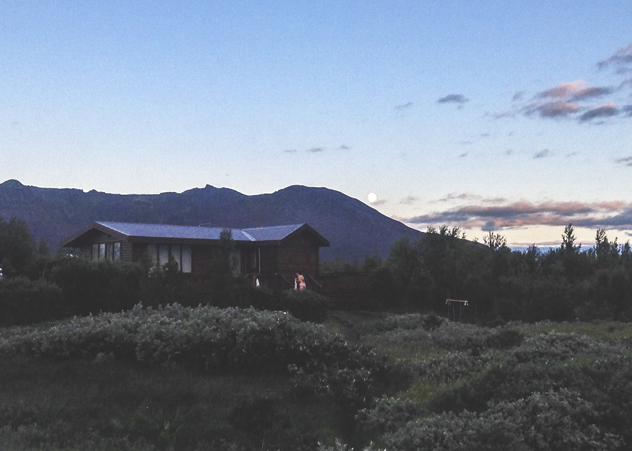 Chalet de pêche privé, montagne en arrière plan