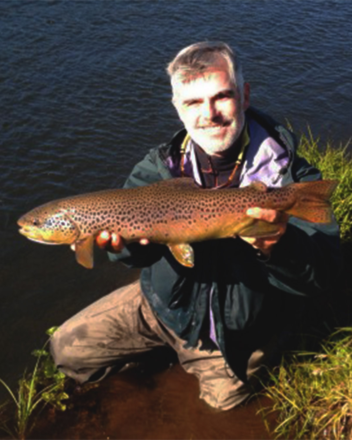 tour à la journée Homme tenant un poisson lors d'un tour de pêche