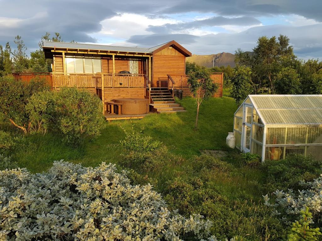 Chalet de pêche privé en bois, nature verdoyante