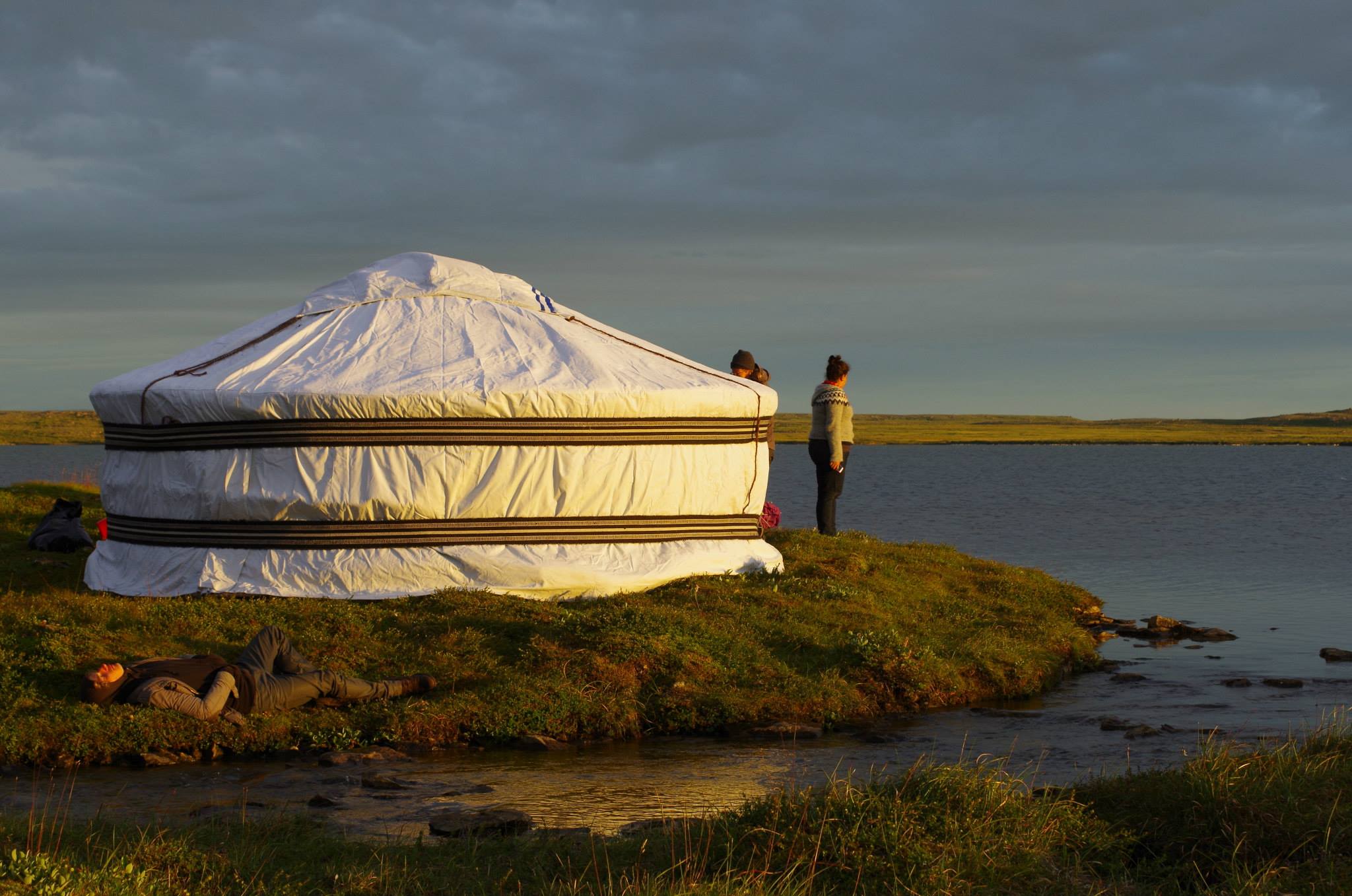 Campement de pêche, yourte blanche et lac en arrière plan