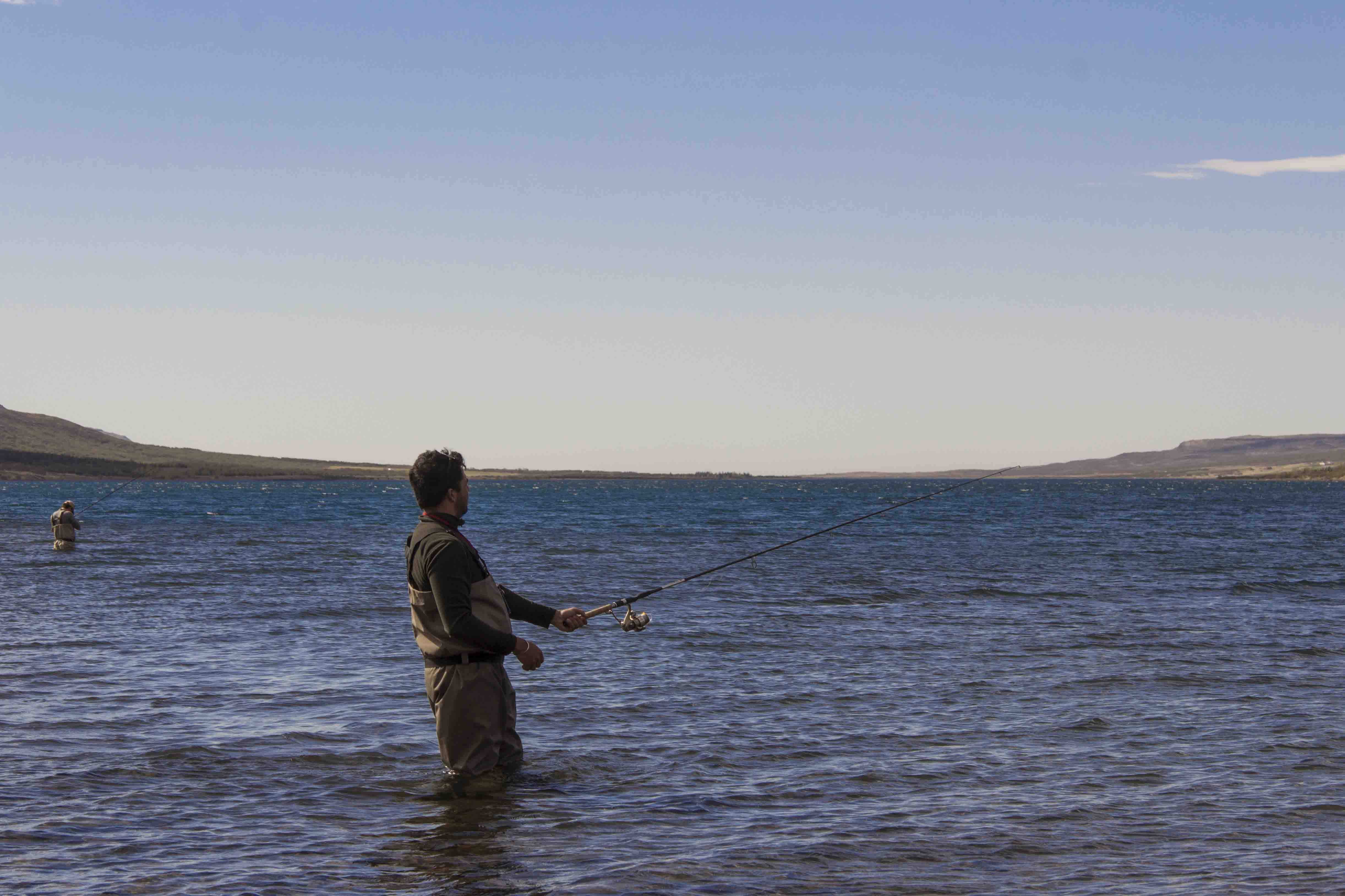 pêche en lac Deux pêcheurs dans un grand lac