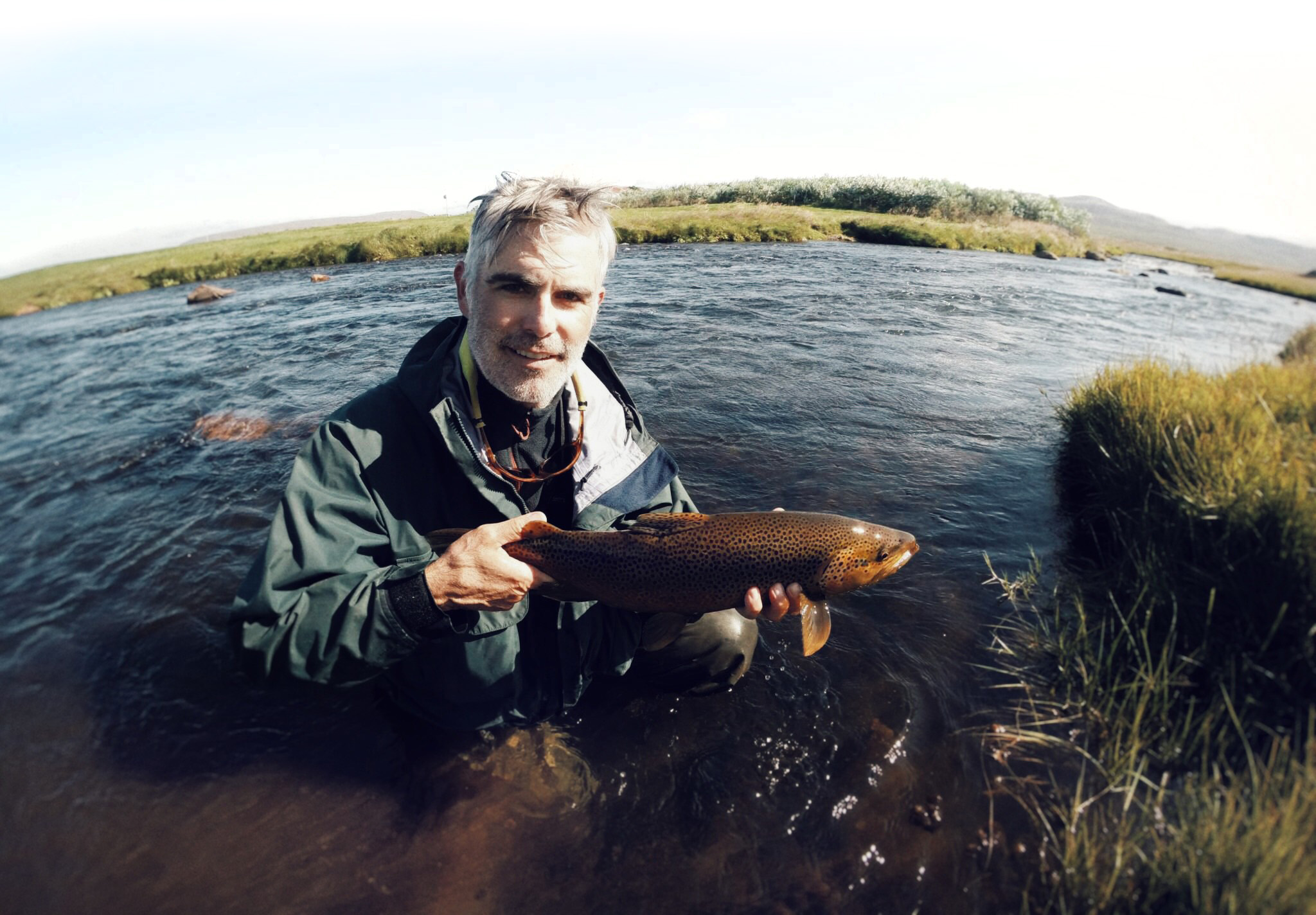 Pêche à la truite Homme tenant un poisson