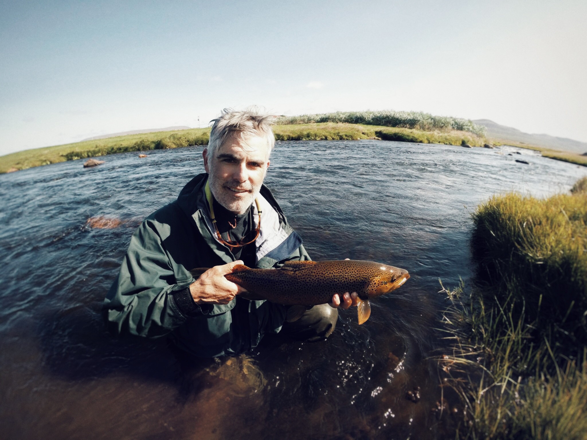 Melrakkasletta 32 Homme tenant un poisson dans la plaine du renard polaire, Islande