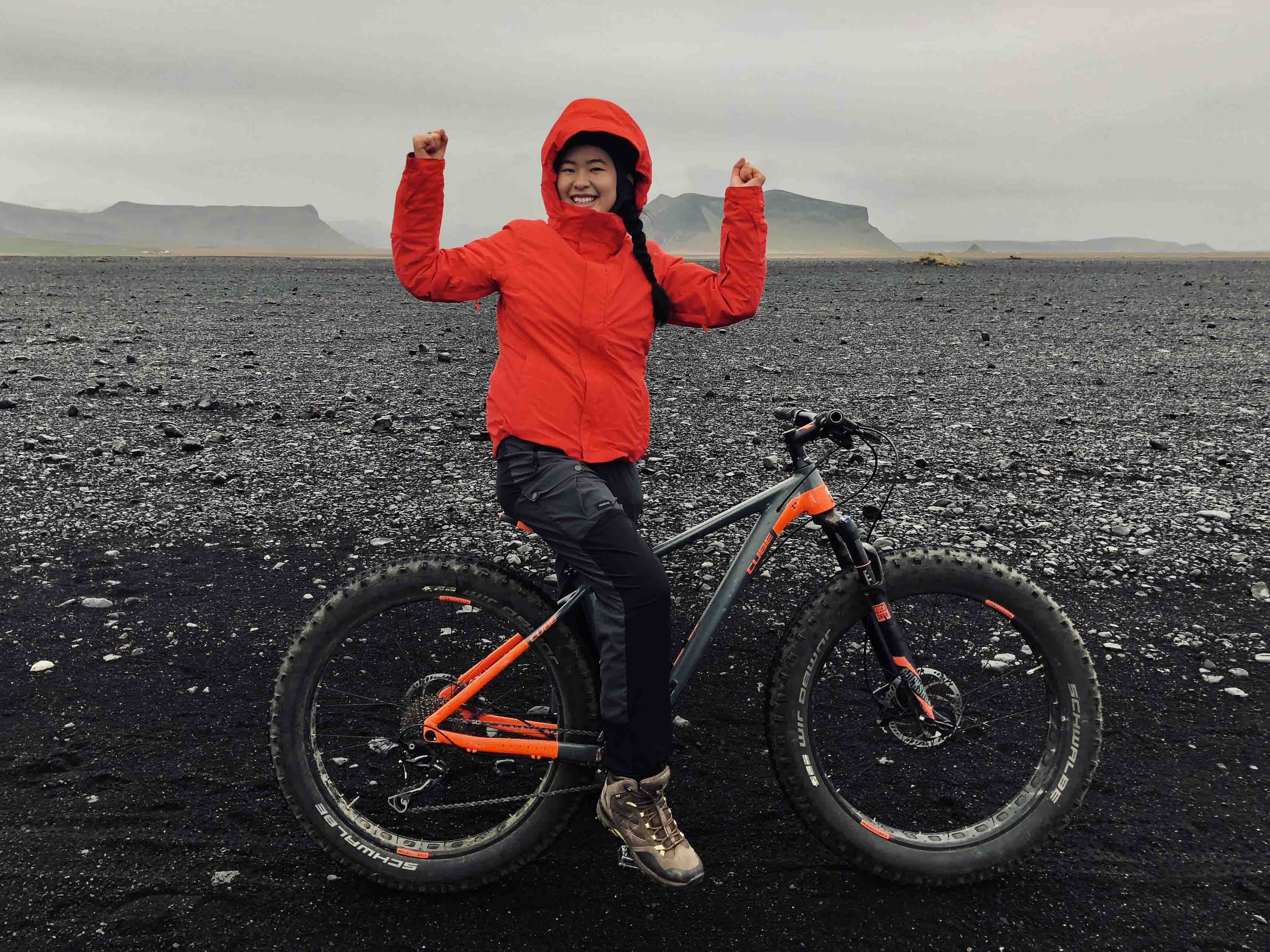 Femme sur un vélo en Islande