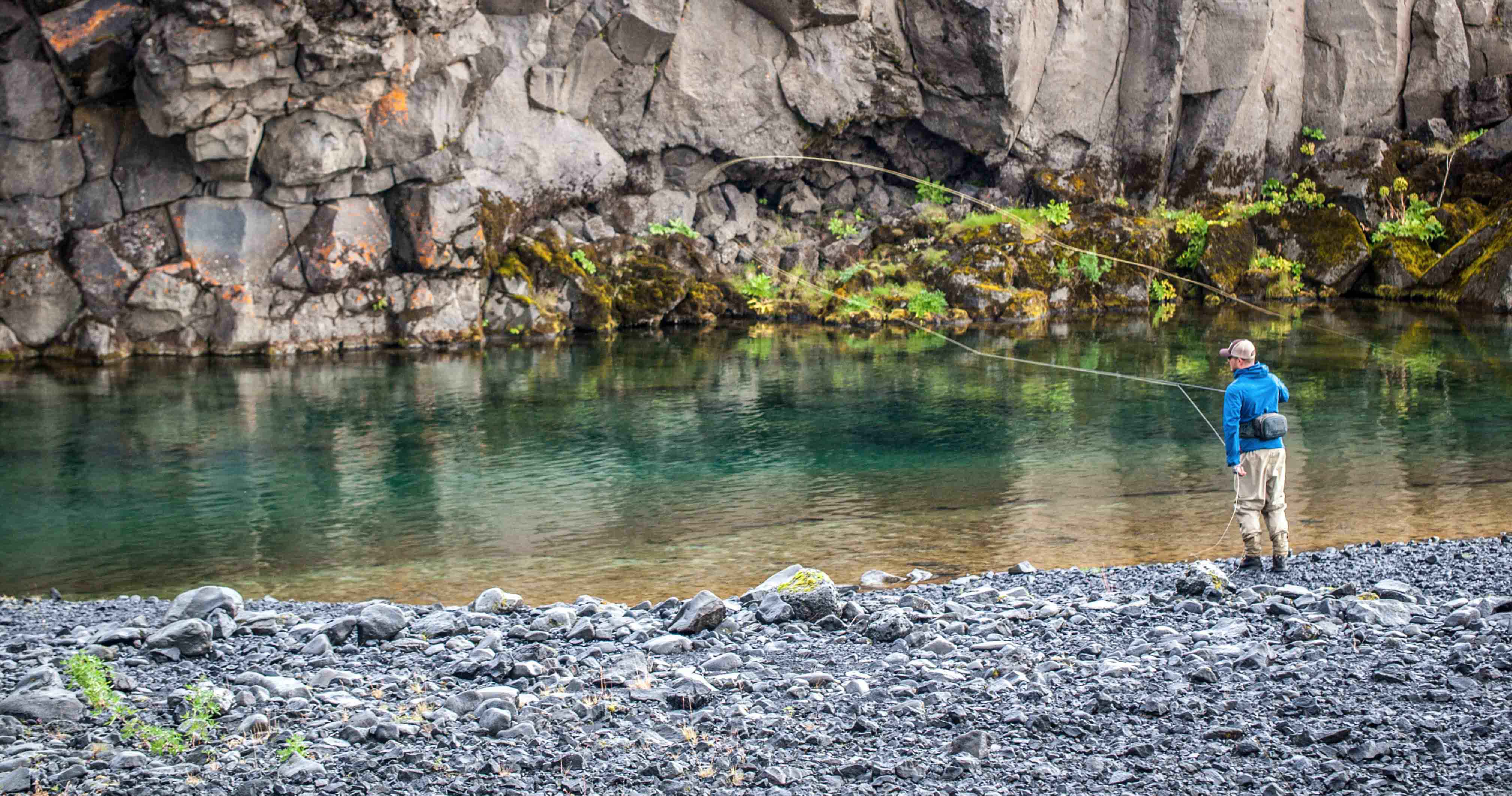 un homme pêche la truite dans les hautes terres d'Islande