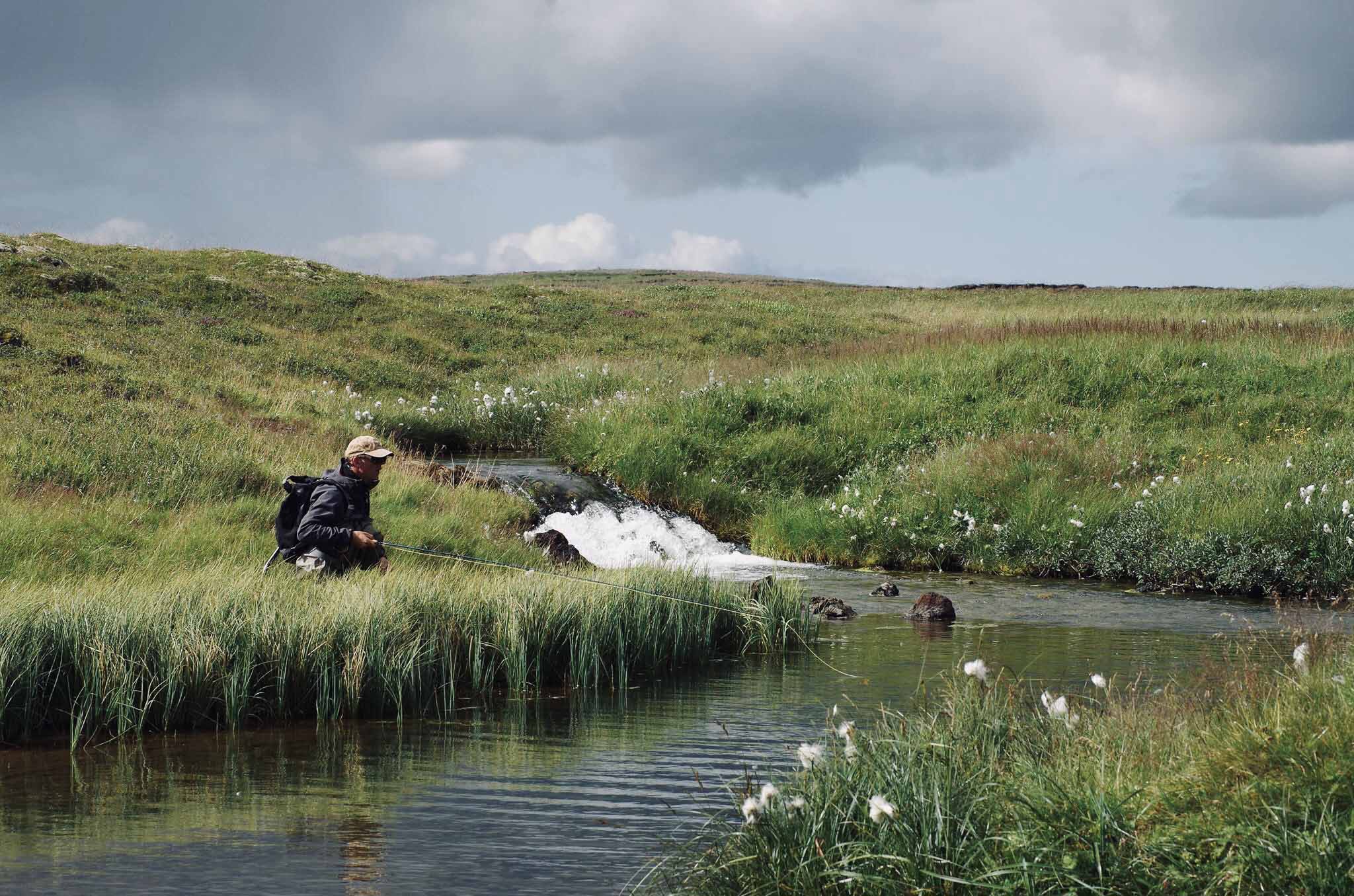 homme pêchant la truite dans la plaine du renard polaire en Islande