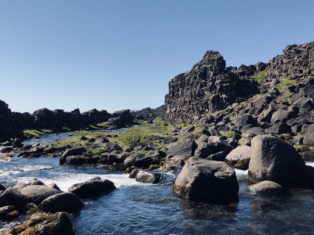 Une partie de la rivière Öxara et un flanc rocheux du site de Thingvellir en Islande