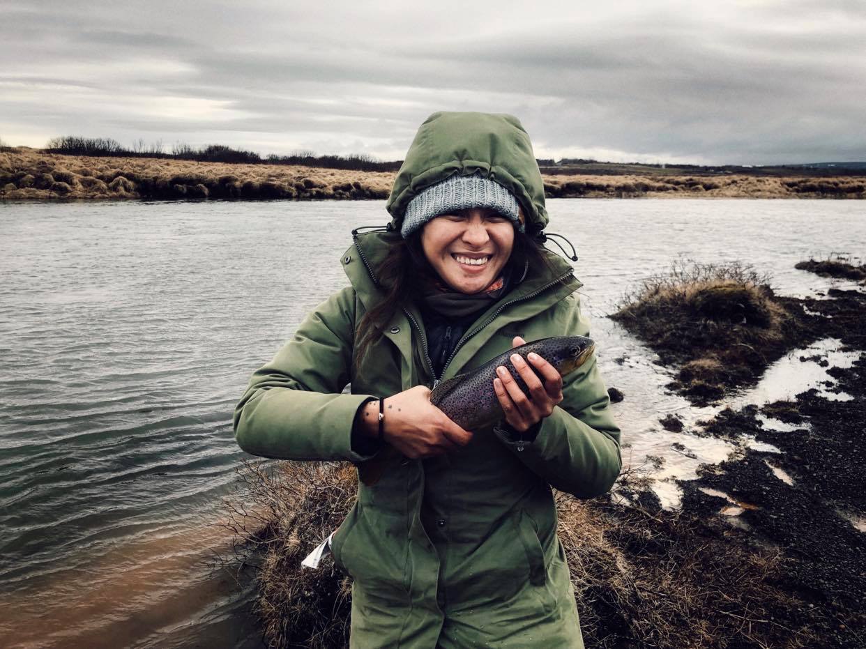 Femme tenant un poisson lors d'un tour de pêche à la journée en Islande