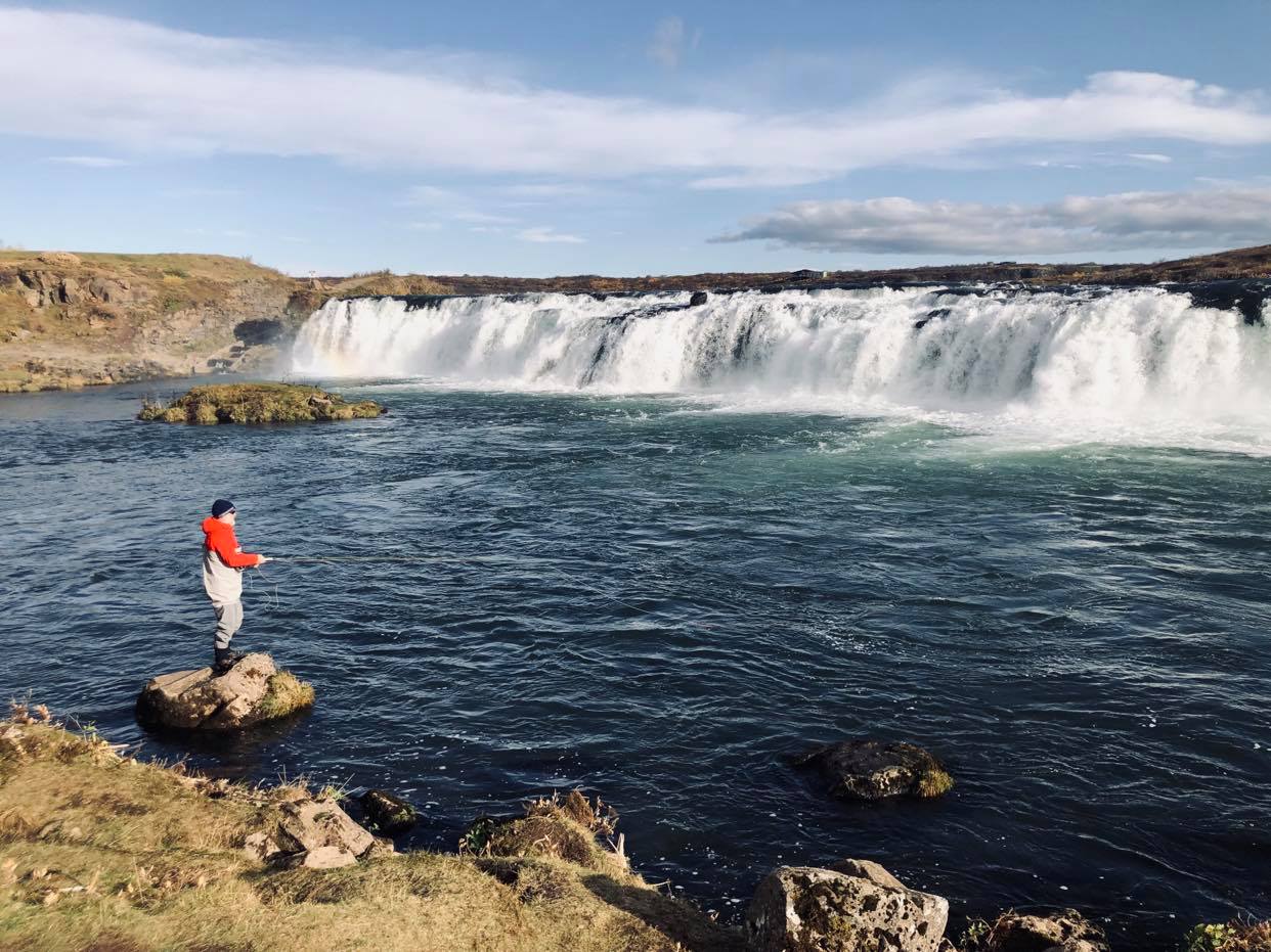 Homme pêchant le saumon lors d'un tour de pêche à la journée en Islande