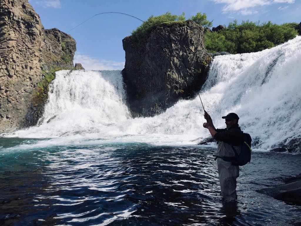 homme pêchant auprès d'une cascade durant le séjour les perles du sud en islande