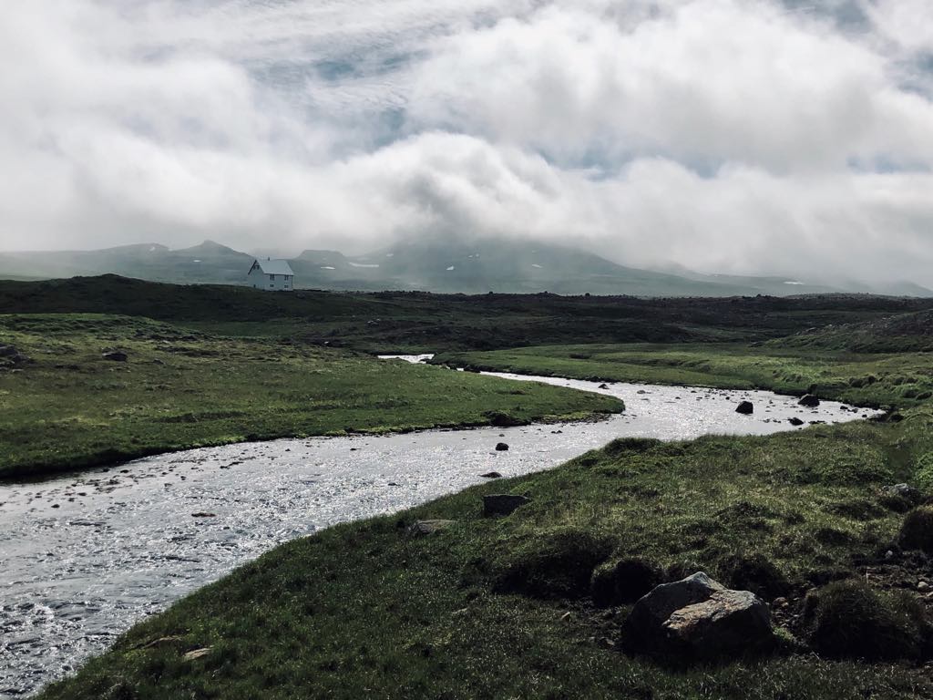 Rivière de langanes rivière de pêche sur le circuit de la plaine du renard polaire en Islande