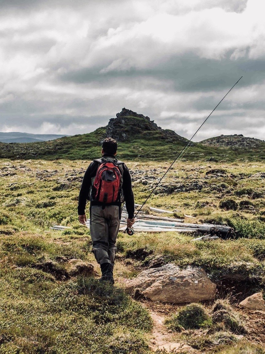 pêcheur islandais qui marche dans la plaine du renard polaire