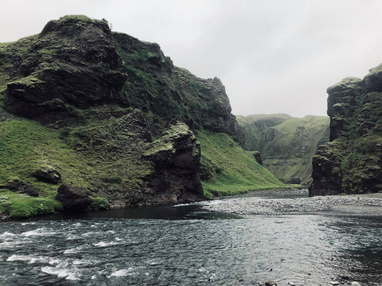 canyon verdoyant avec rivière et formations rocheuses en Islande