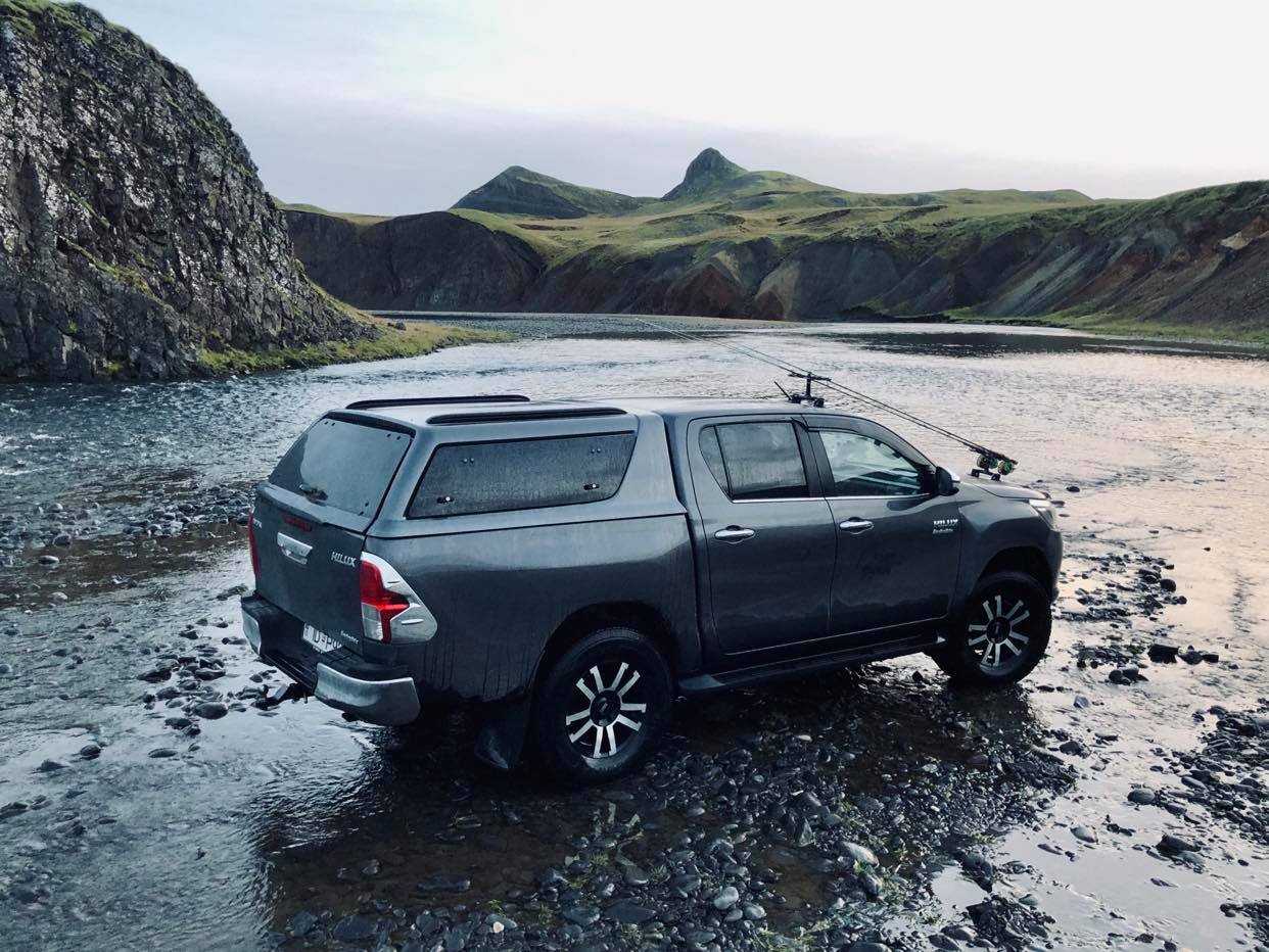 Voiture au milieu d'une rivière en Islande