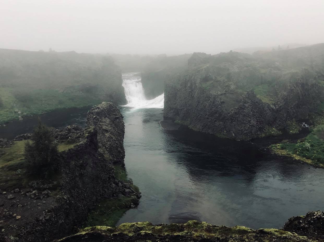 cascade de hjalparfoss et rivière à saumon en Islande