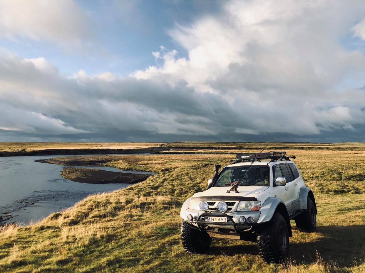 voiture blanche garée au bord de la rivière east-ranga en Islande