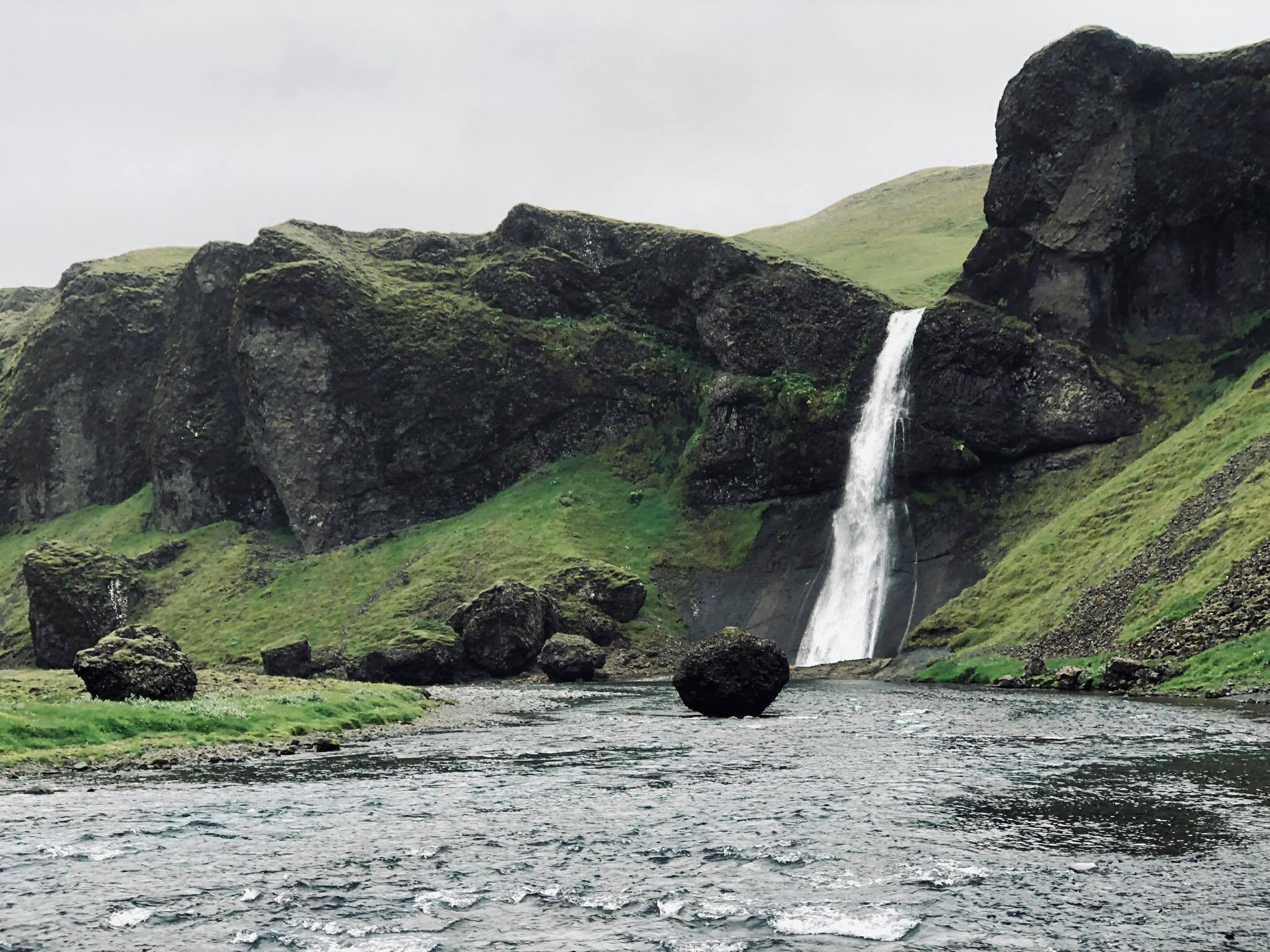 canyon verdoyant avec rivière et formations rocheuses en Islande