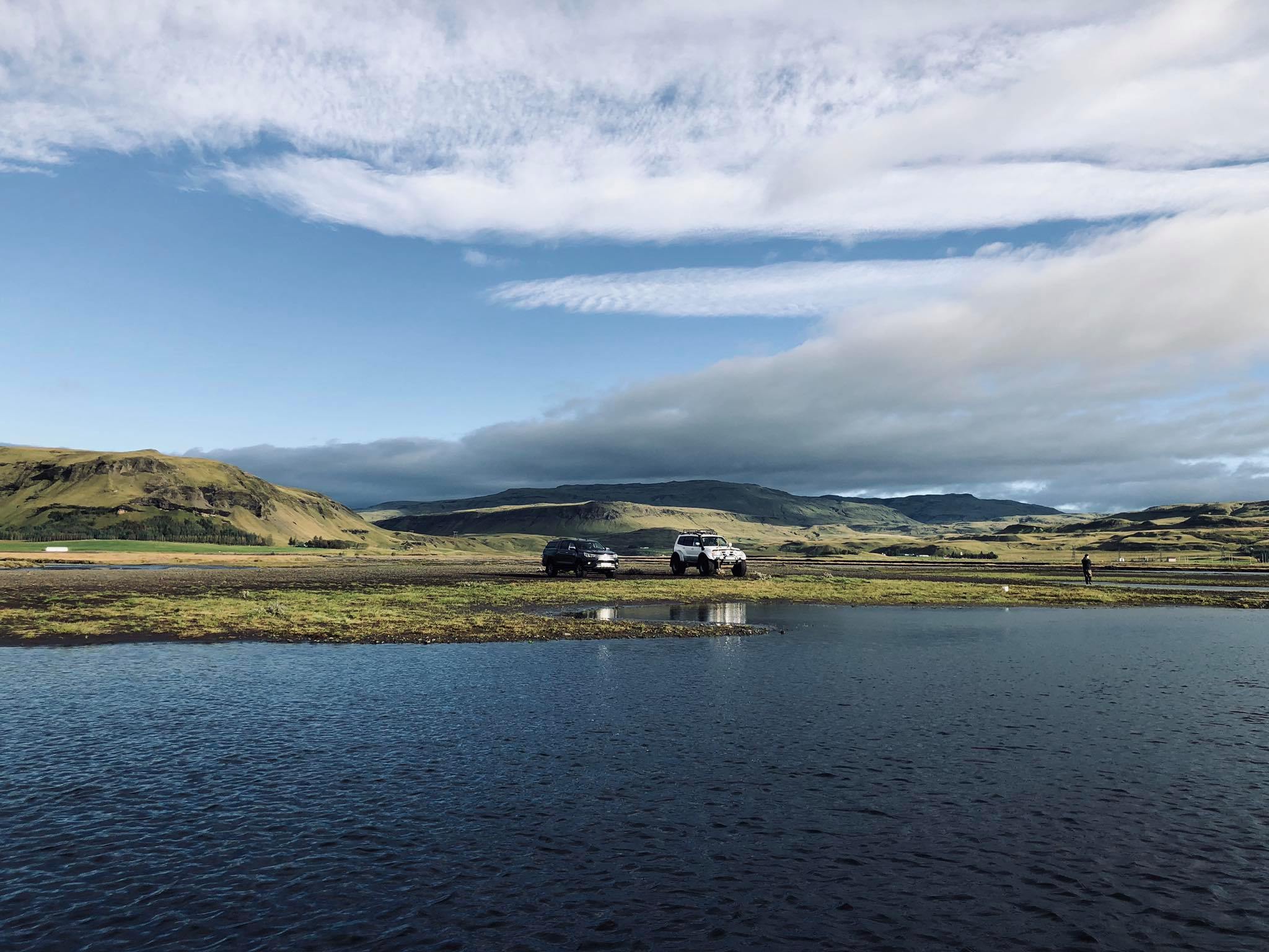 deux voitures garées sur le bord de la rivière geirlandsa en islande