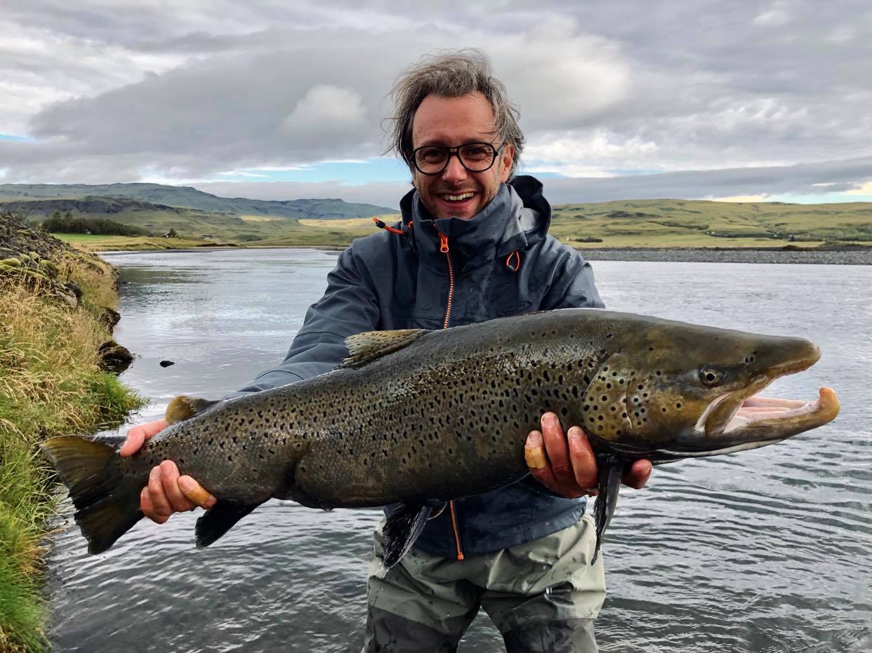 homme tenant une truite de mer sur la rivière Geirlandsá en Islande