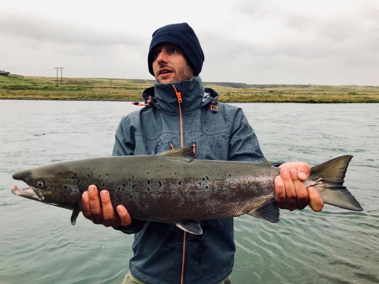 homme tenant un saumon sur la rivière east-ranga en islande