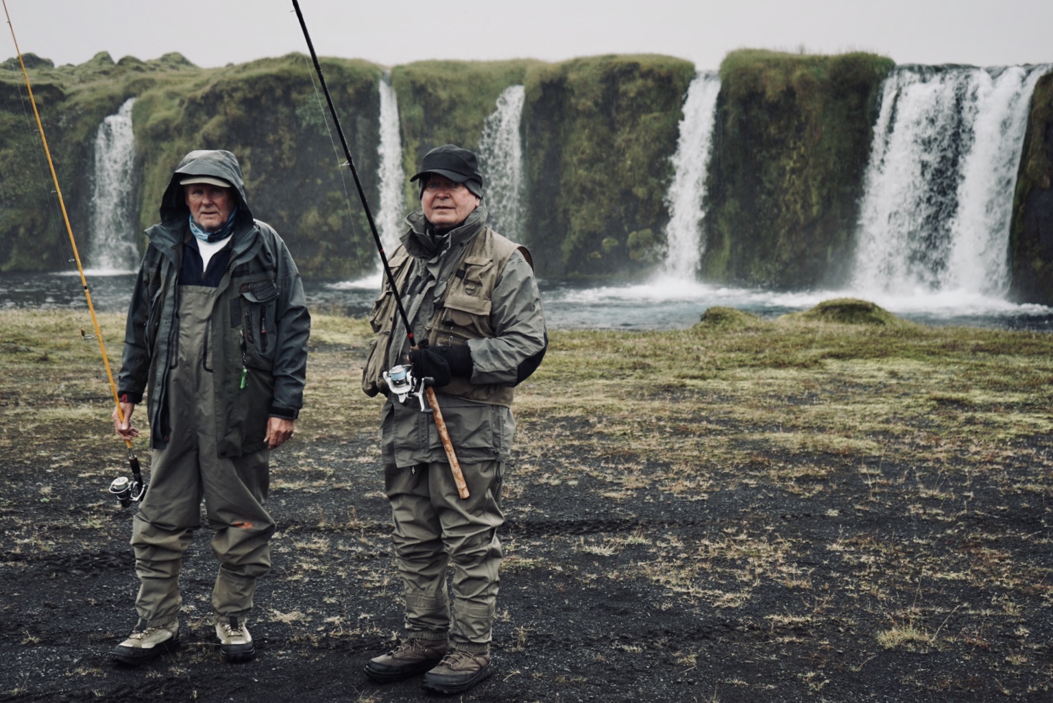 Deux pêcheurs posant devant une cascade lors avec peche islande