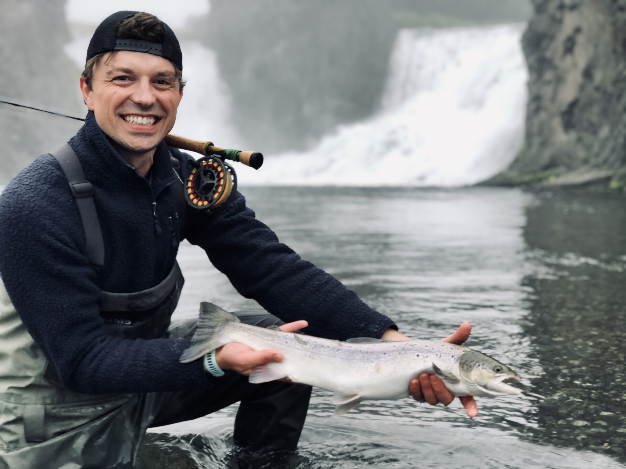 homme tenant un saumon sur une rivière à saumon en Islande