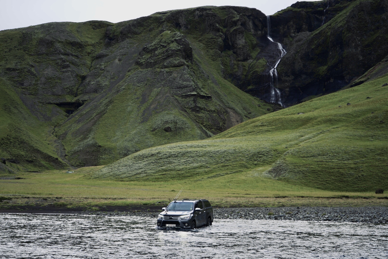 voiture traversant une rivière en Islande