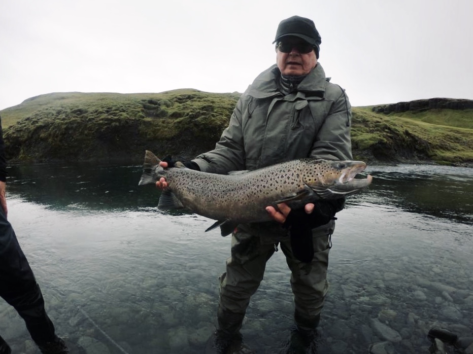 homme tenant une truite de mer sur la rivière Geirlandsá en Islande