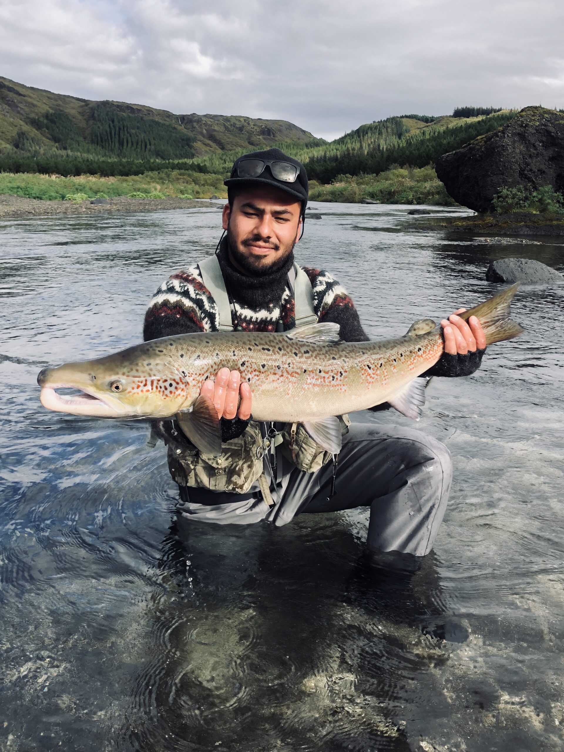 pêcheur tenant un saumon d'automne en Islande