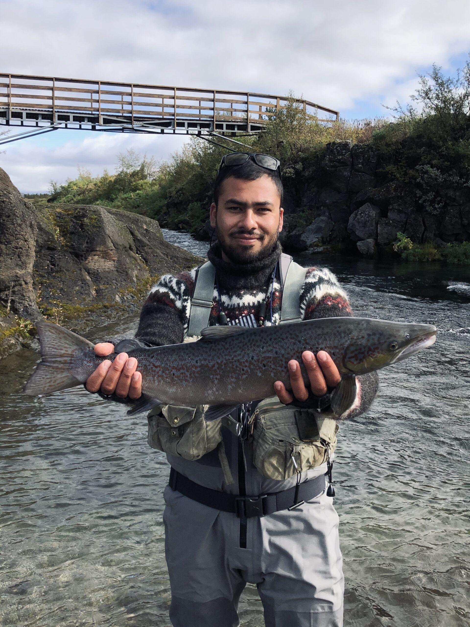 David Zehla avec un saumon en Islande