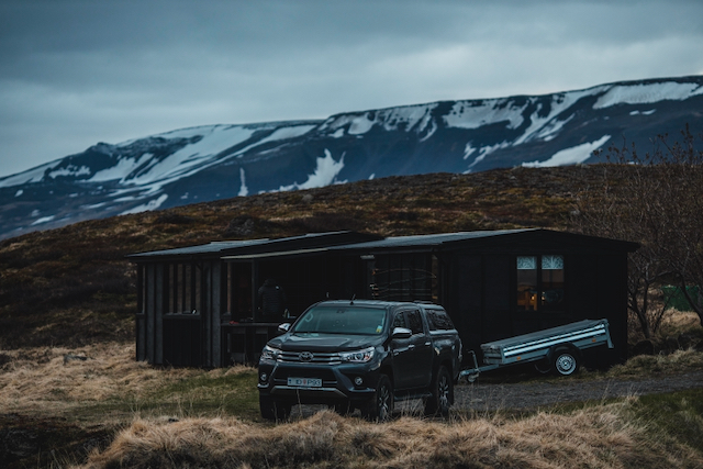 Chalet de pêche à la mouche en Islande avec véhicule 4x4 garé au premier plan