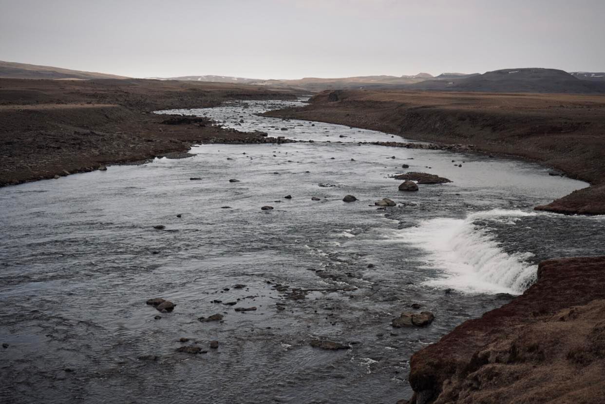 Une rivière où l'on pratique la pêche en Islande 