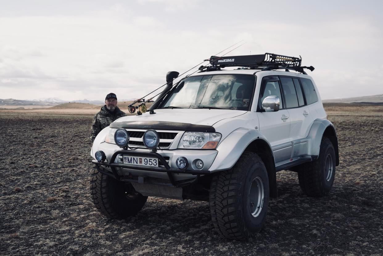 Un véhicule 4x4 spécialement équipé pour la pêche en Islande
